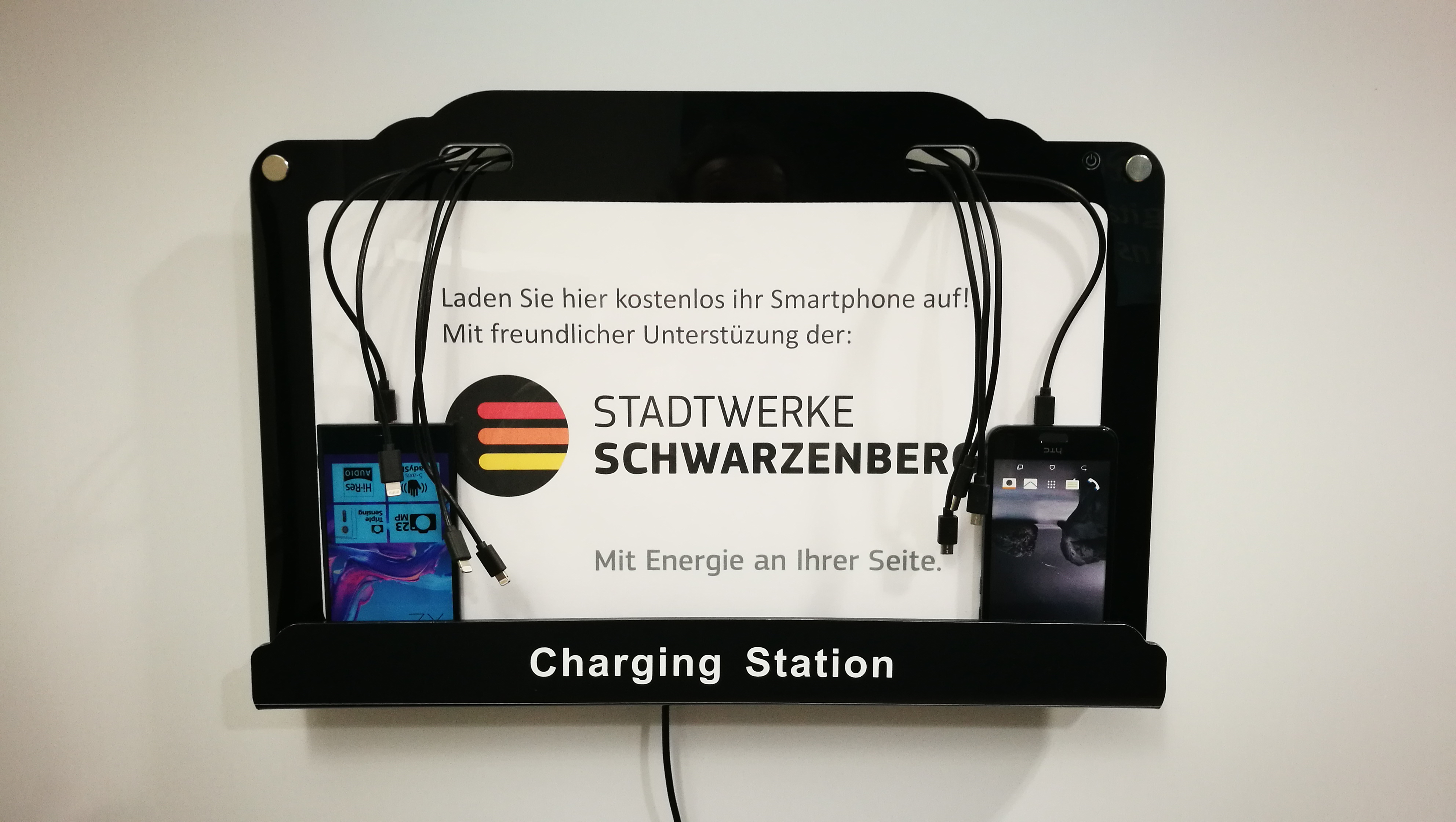 Wandladestation für Smartphones mit Werbedisplay