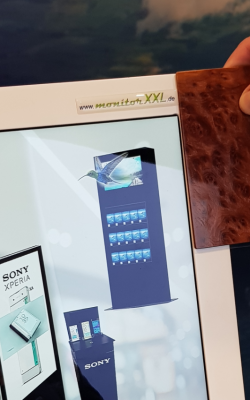 Display Stele Individualisierung mit Echtholz Furnier